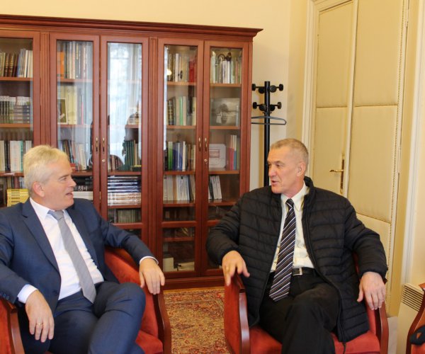 REPRESENTATIVES OF THE NATIONAL AND UNIVERSITY LIBRARY OF BOSNIA AND HERZEGOVINA VISITED NLM