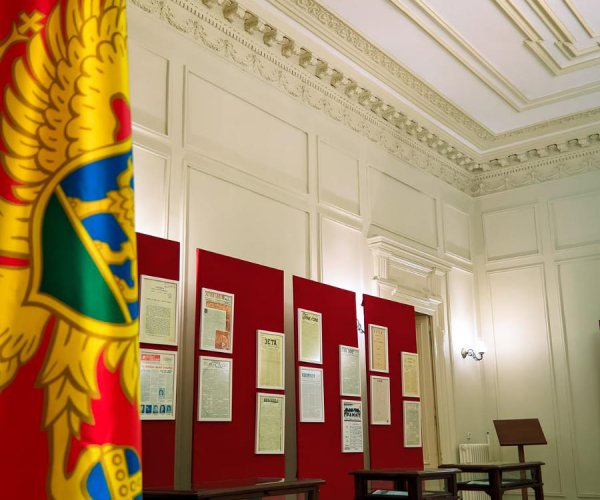 U NBCG OTVORENA IZLOŽBA FOTOGRAFIJA, NASLOVNICA NOVINA I ČASOPISA, POVODOM 15O GODINA NOVINARSTVA