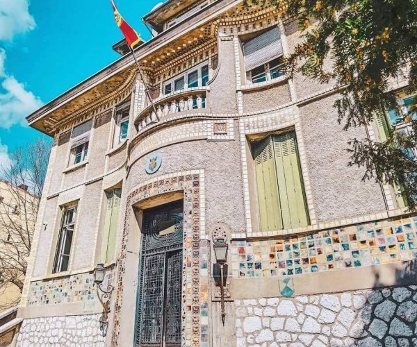 RESTORATION OF THE ENTRANCE DOOR AT THE FORMER FRENCH EMBASSY